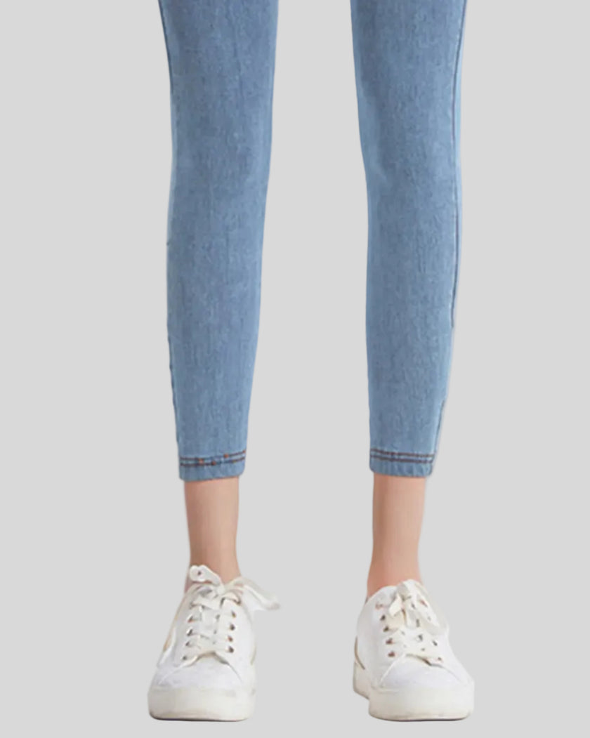 Athlesi AlignForm leggings light color closeup of ankle fit with slim tapered silhouette