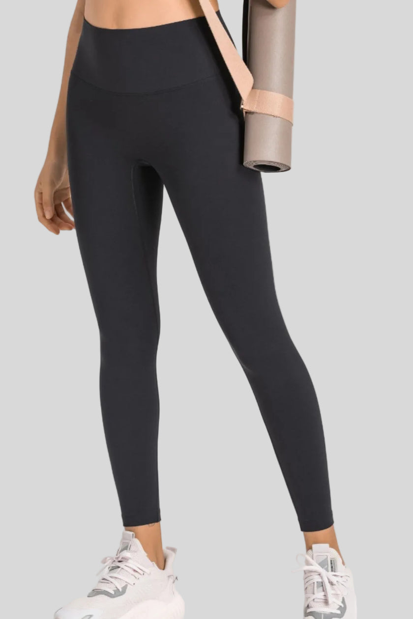 Body-hugging silhouette of FlowLine Hold Legging in Black - Athlesi