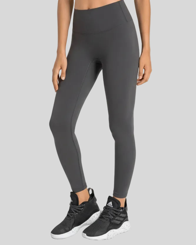 Smoothing fit of FlowLine Hold Legging in Dark Gray- Athlesi