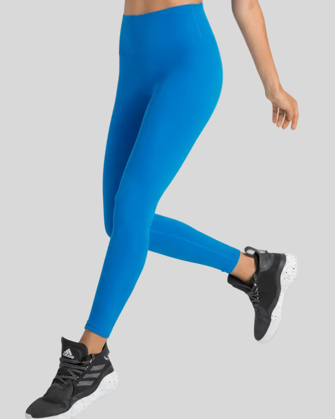 Smoothing fit of FlowLine Hold Legging in Sky Blue - Athlesi
