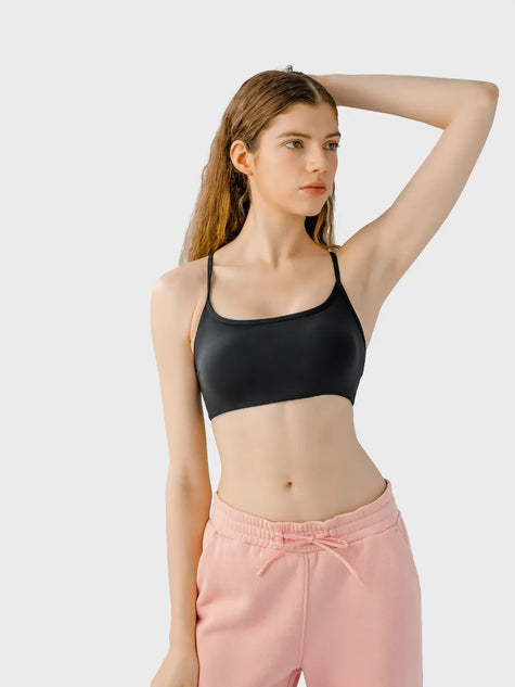 A scoop-neck active bra with feminine lines in black - Athlesi