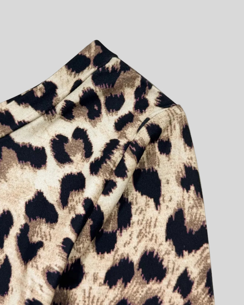 One-shoulder neckline detail on Athlesi leopard set